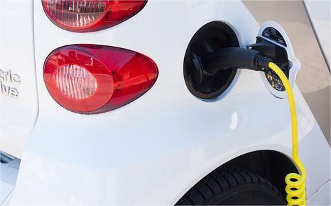 工信部等四部門：開展智能網(wǎng)聯(lián)汽車準(zhǔn)入和上路通行試點(diǎn)工作