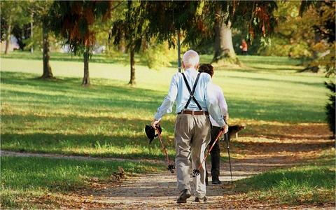 國(guó)辦印發(fā)《關(guān)于發(fā)展銀發(fā)經(jīng)濟(jì)增進(jìn)老年人福祉的意見》