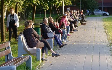 中國(guó)銀發(fā)經(jīng)濟(jì)：人口老齡化浪潮下的新興行業(yè)機(jī)遇分析